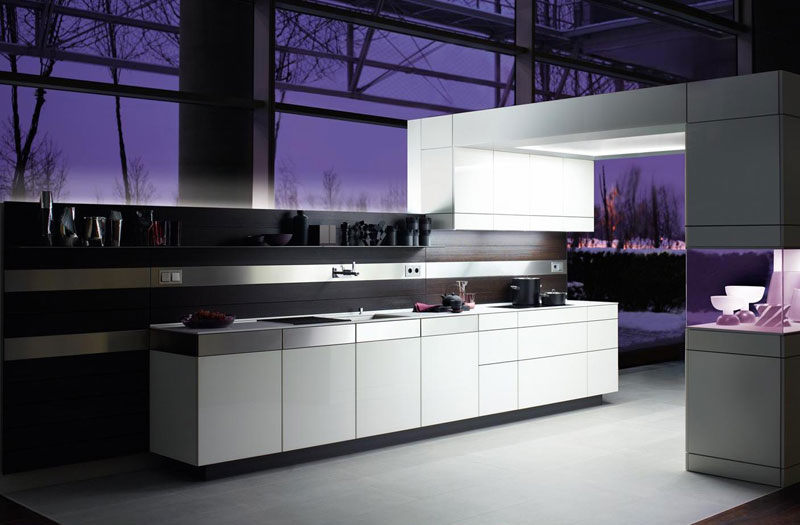«Инопланетный» дизайн: сумрачный загадочный облик кухни создает продуманное сиренево-фиолетовое освещение
