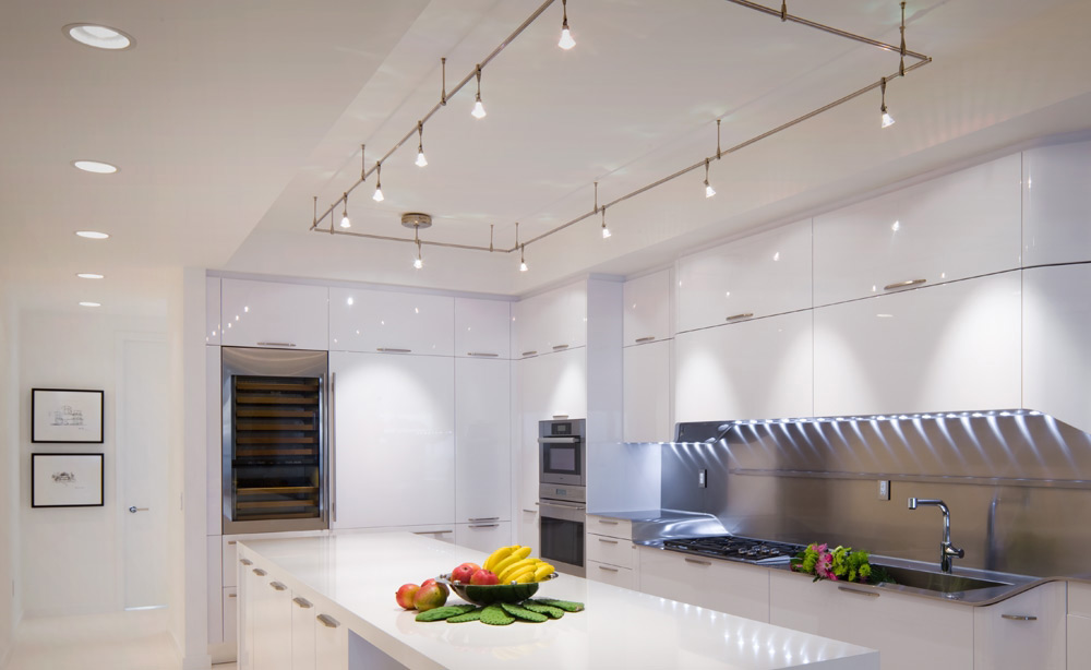 Белая кухня в квартире, оформленной под скандинавский стиль и хай-тек одновременно