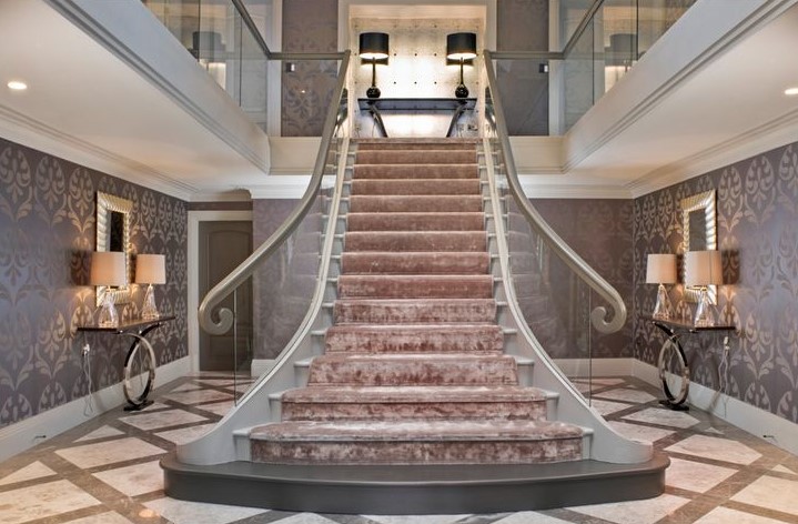 Дом оформлен в классическом стиле, и «дворцовая» лестница подчеркивает его откровенно роскошный облик