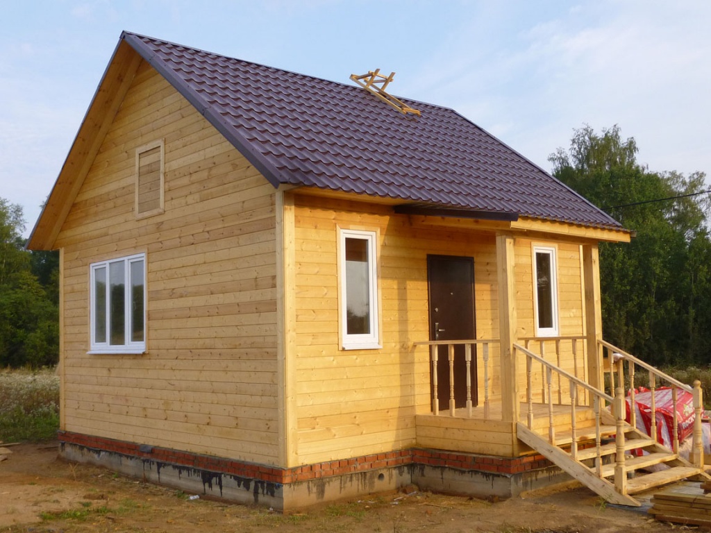 Одноэтажный деревянный дом с лесенкой