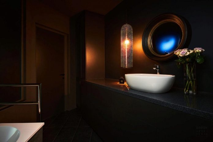 Оригинальный светильник превращает ванную комнату в такое милое интимное место
