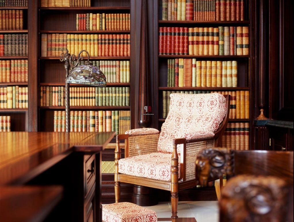 Фото 11. Книжные шкафы в интерьере кабинета в английском стиле