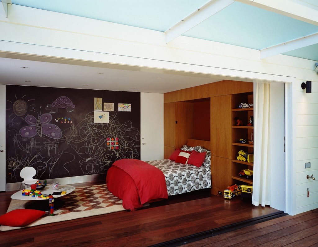 Кровать в детской комбинируется с местами для хранения