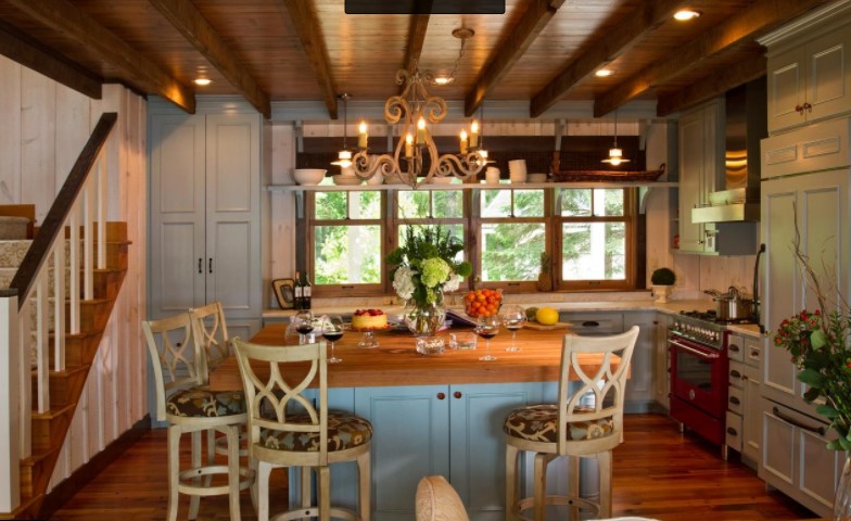 Классический балочный потолок, сочетание древесины естественного цвета и окрашенной в светлые тона