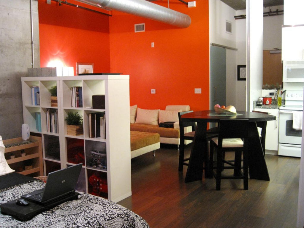 Интерьер современной квартиры студии, в которой четко выделены три зоны 