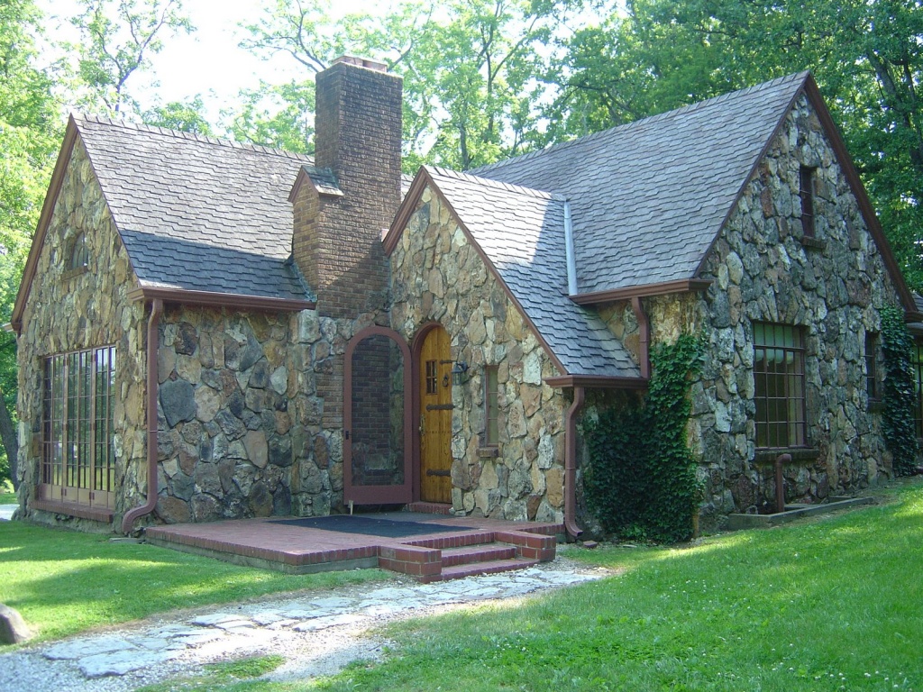 Полностью «каменный» дом в староанглийском стиле