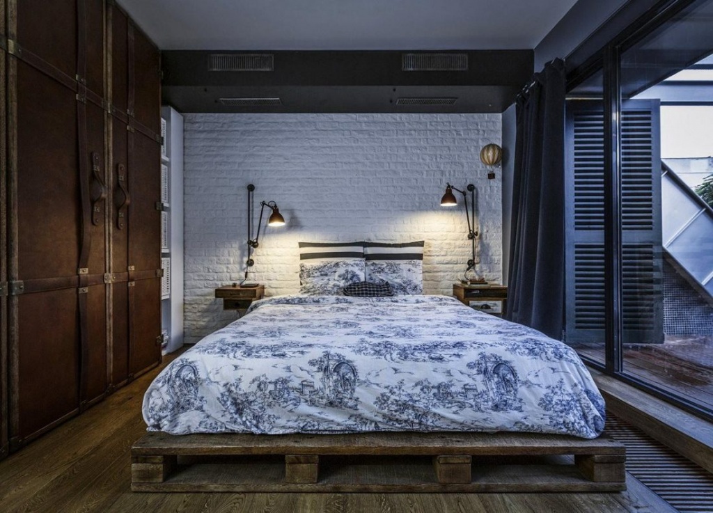 Кровать из поддонов органично дополняет спальню в стиле лофт