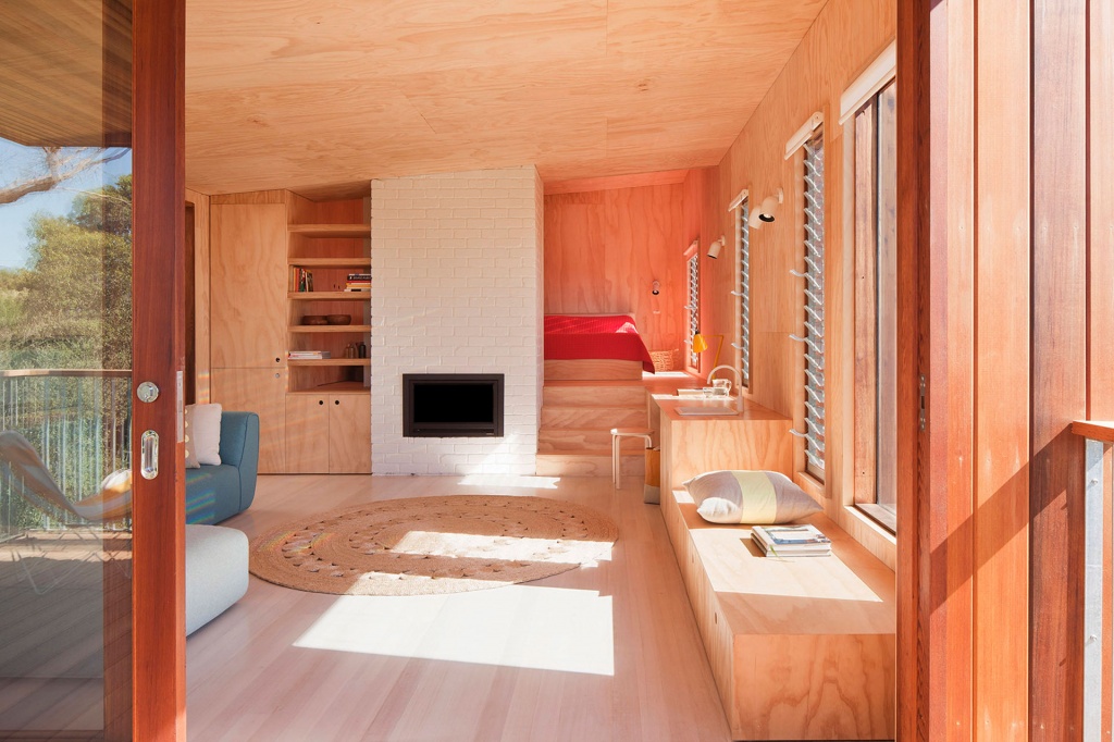 Оригинальный дизайн гостиной в деревянном доме