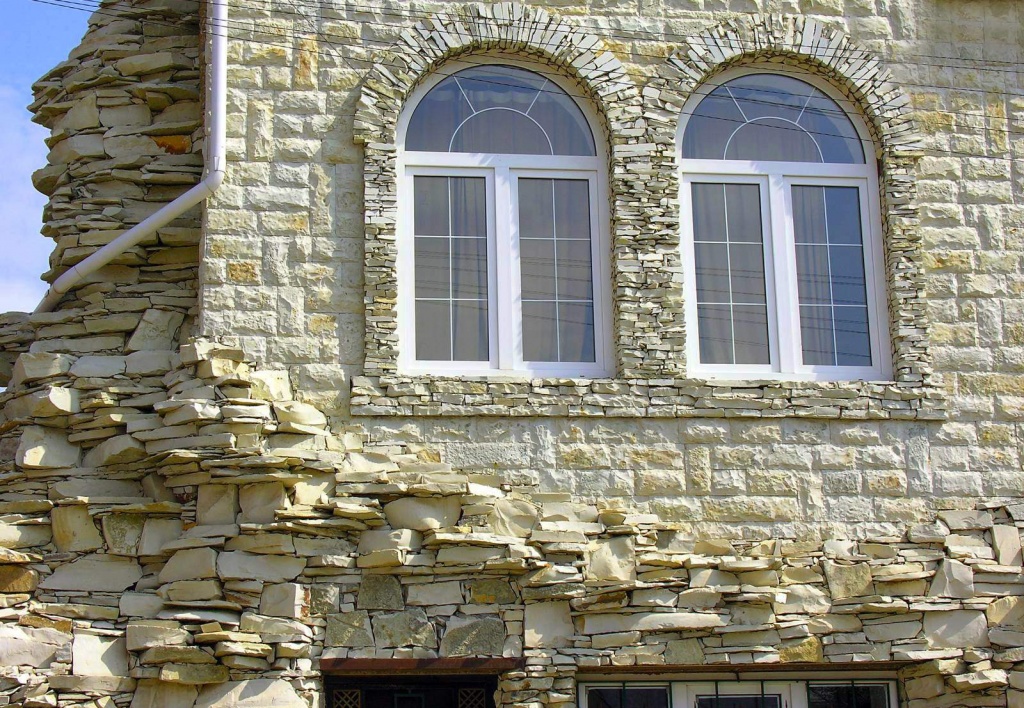 Фото: облицовка дома натуральным фасадным камнем