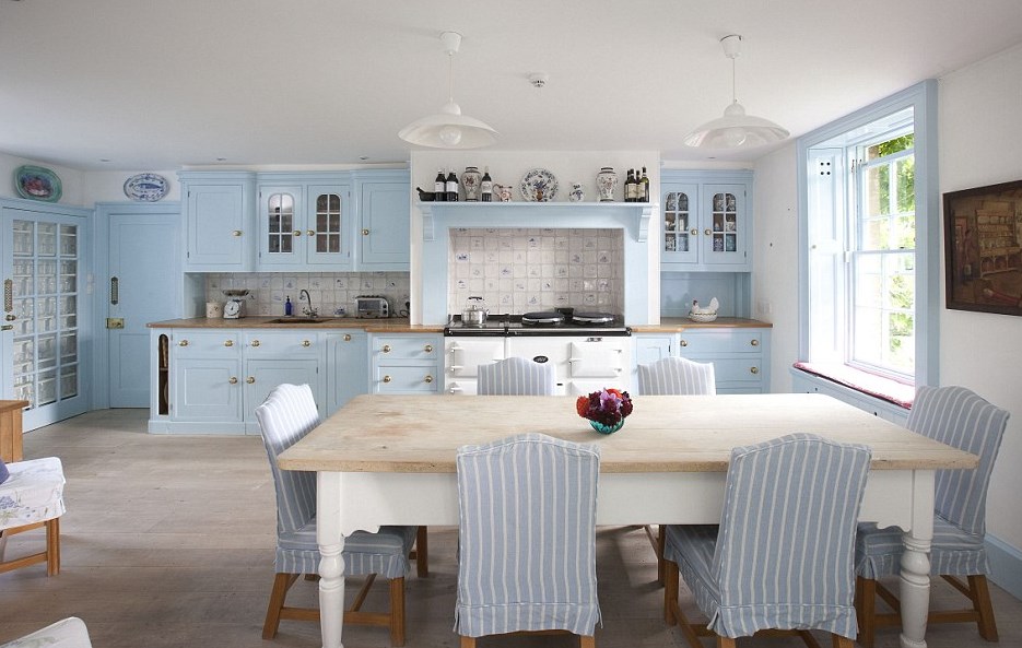 Дизайн кухни под нежно-голубой цвет неба над Провансом