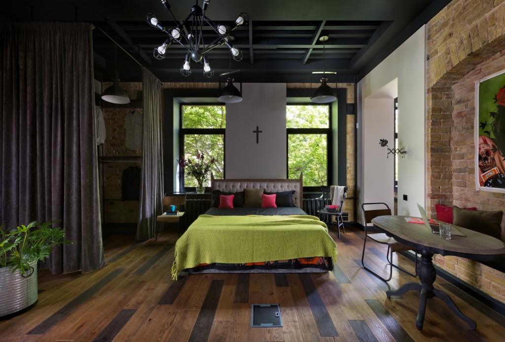 Эта спальня оформлена под классический «loft»