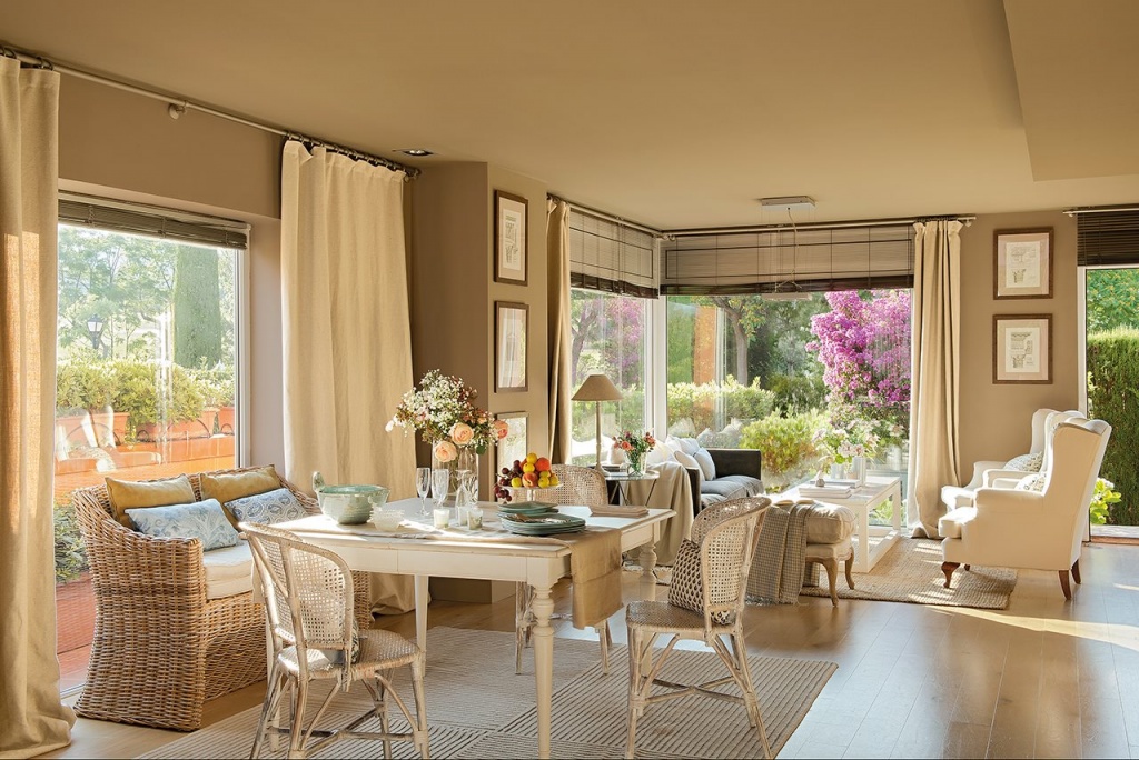 Гостиная с плетеной мебелью в частном особняке в Испании