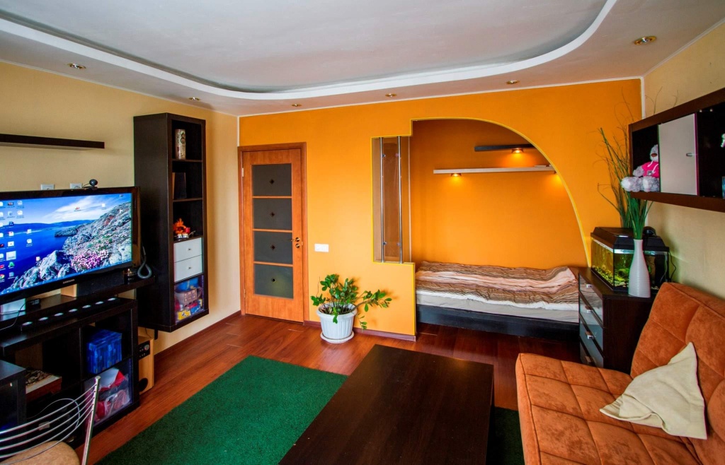 Насыщенная цветовая гамма в интерьере однокомнатной квартиры 