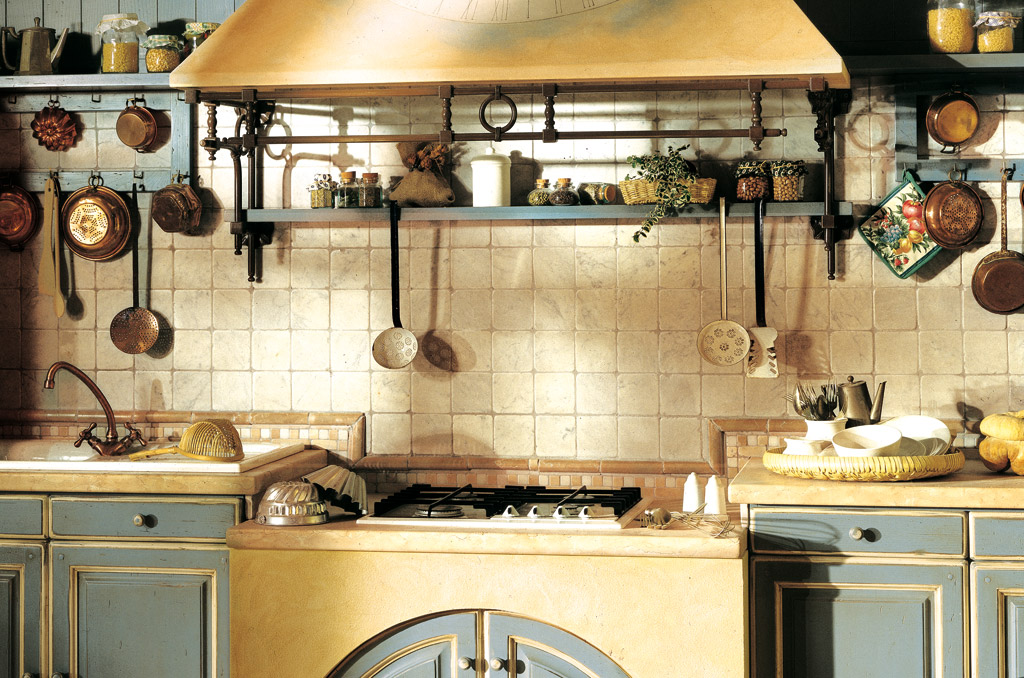 Дизайн с ярко выраженным декором: открытая кухонная утварь