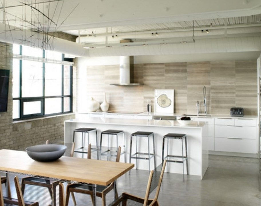 Дизайн кухни в светлых тонах: лофтовую эстетику поддерживают рамы окна и барные стулья