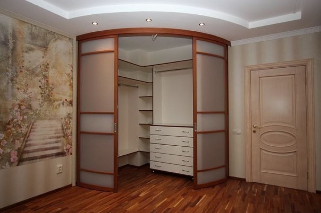 Пример оборудования небольшой гардеробной в однокомнатной квартире