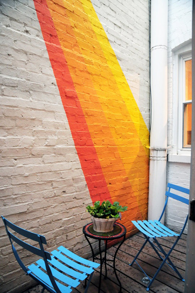 Фото: акцентная стена с ярким рисунком краской