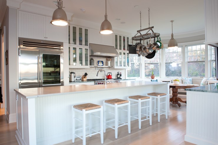 В этой кухне, где царит атмосфера свежести, акцент поставлен на потолочном светильнике замысловатой формы