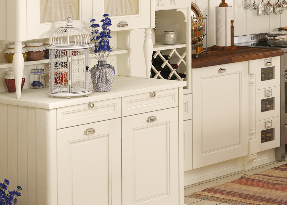 Белая кухонная мебель и неяркий декор