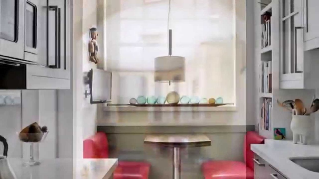 Яркие стулья в интерьере маленькой кухни