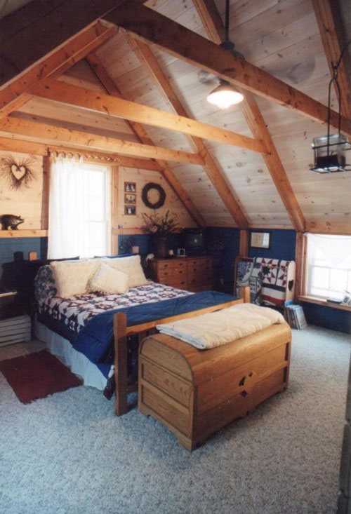 Интерьер спальни на фото оформлен в дизайне традиционного кантри — идеальное место для отдыха на природе