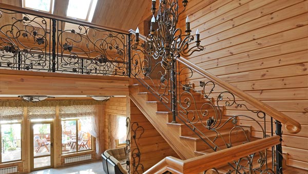Интерьер дома из бруса (87 фото): дизайн деревянного коттеджа внутри, имитация клееного бруса в русском стиле