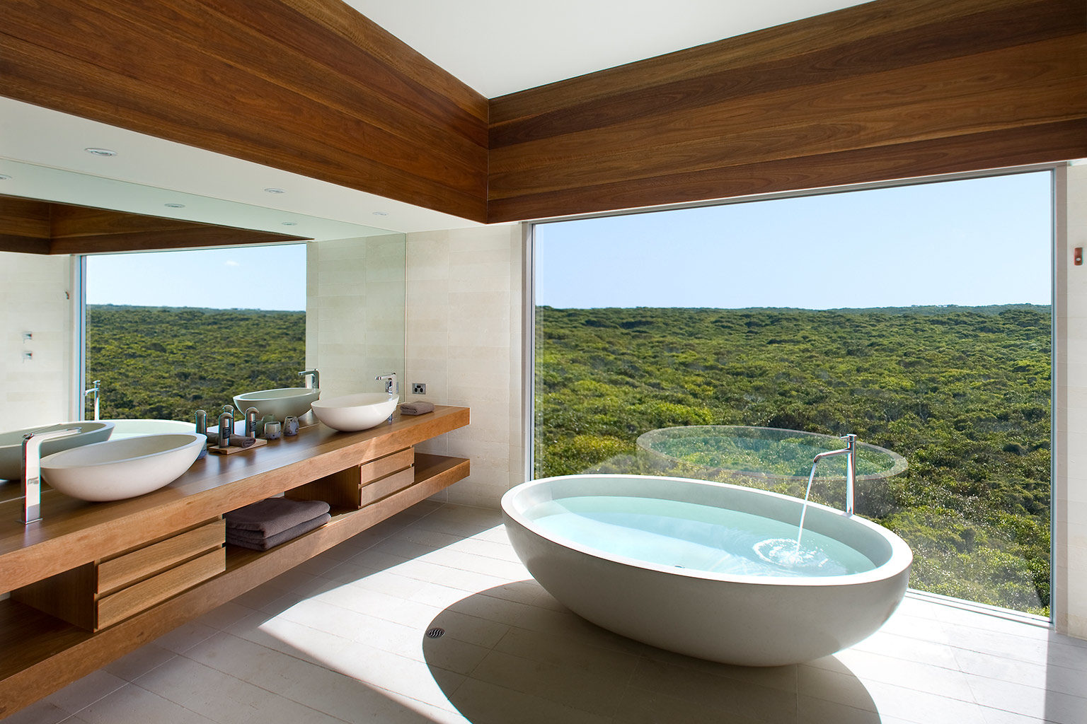 ванная с панорамным окном