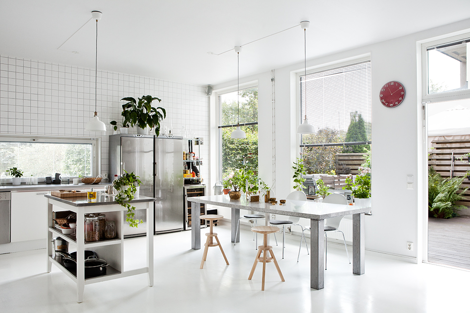 Дизайн интерьера кухни с балконом.