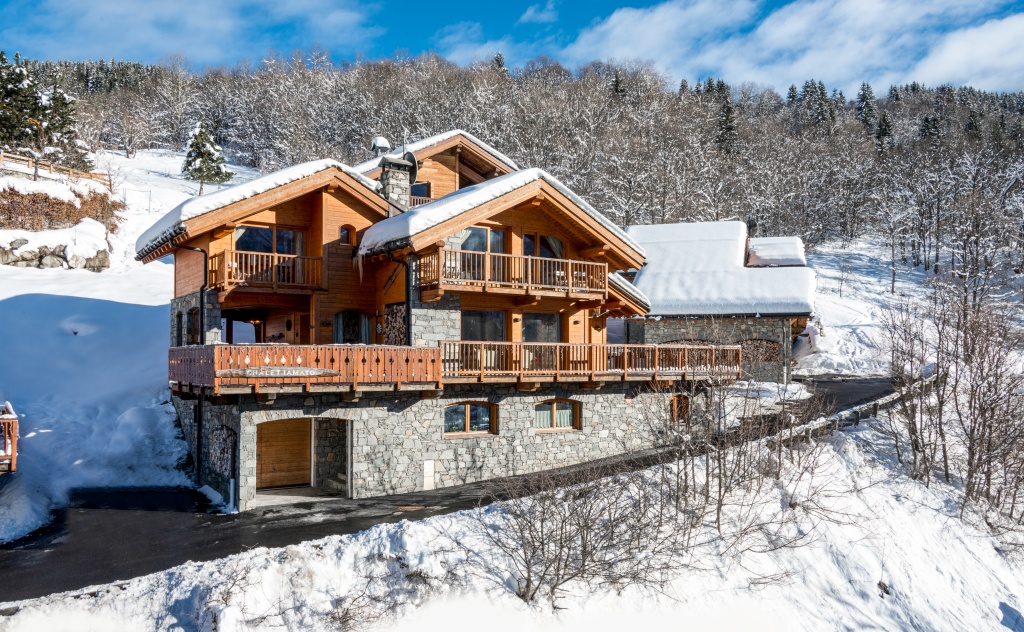 Загородный дом в стиле шале: когда не хватает романтики снежных Альп