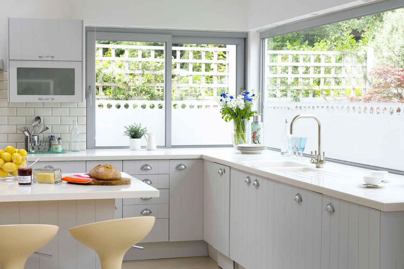дизайн интерьера для малогабаритных кухонь с окном